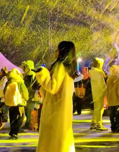 郑州一场大雪把跨年气氛拉满！郑州2025年12月31日，郑州迎来一场大雪。银装素