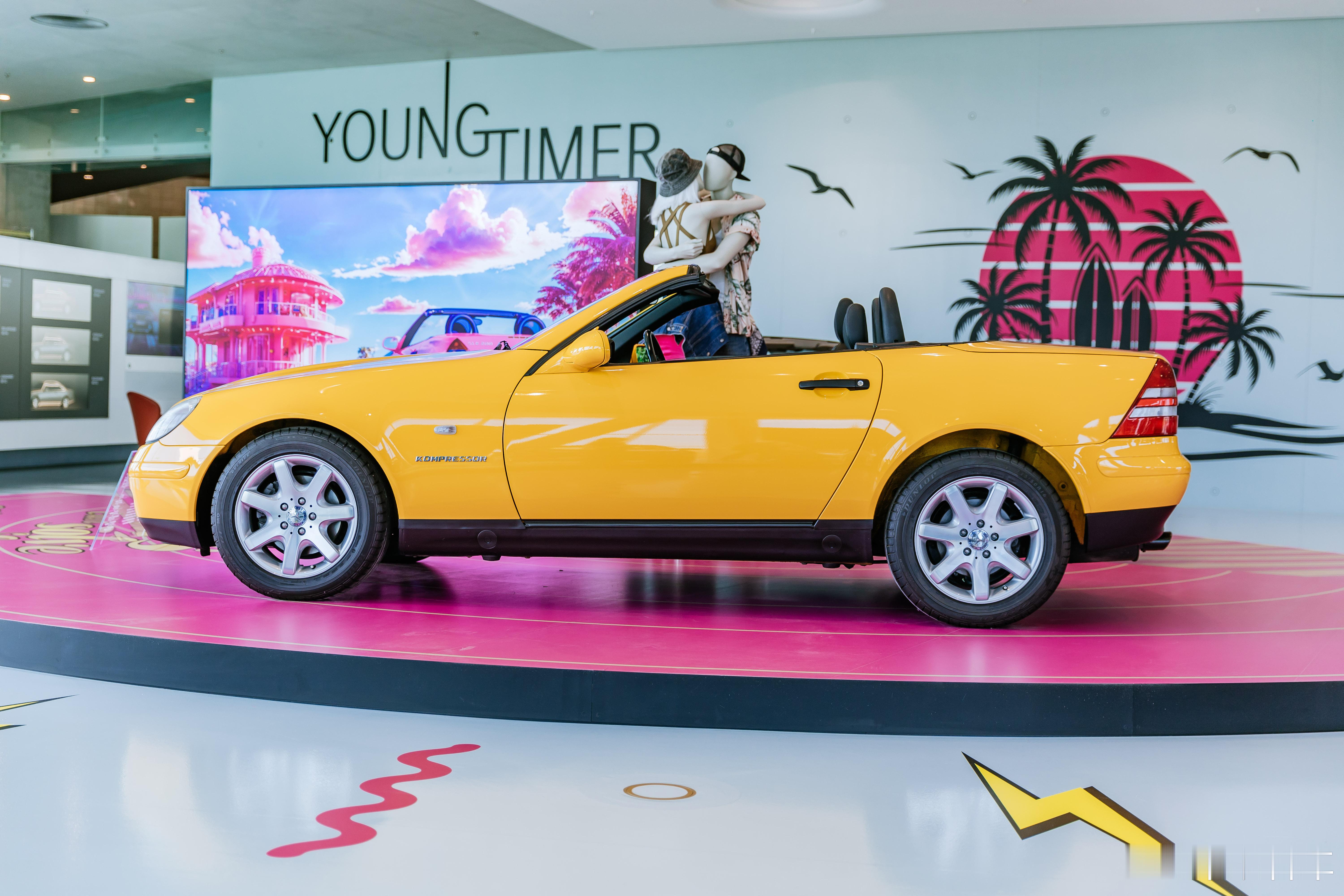 奔驰博物馆的“Youngtimer”的特展延期了，里面的这台SLK230K就是我