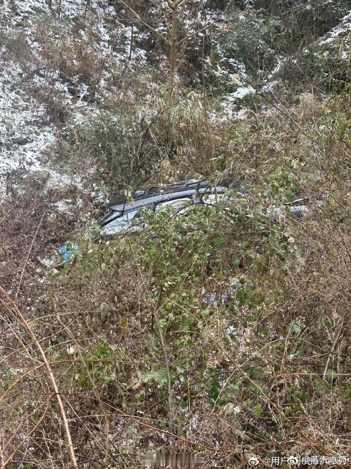 #悬崖跌落车主称领克给了其第二次生命# 雨雪天气走山路，一定多加小心。这次这位领