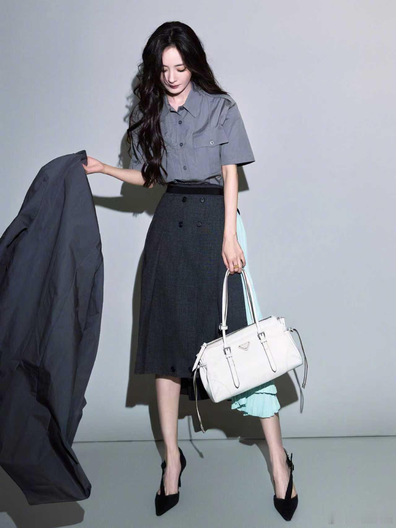 杨幂灰色职业装杨幂灰色职业装高智感 杨幂灰色职业装高智感拉满了，这个撞色也好好看