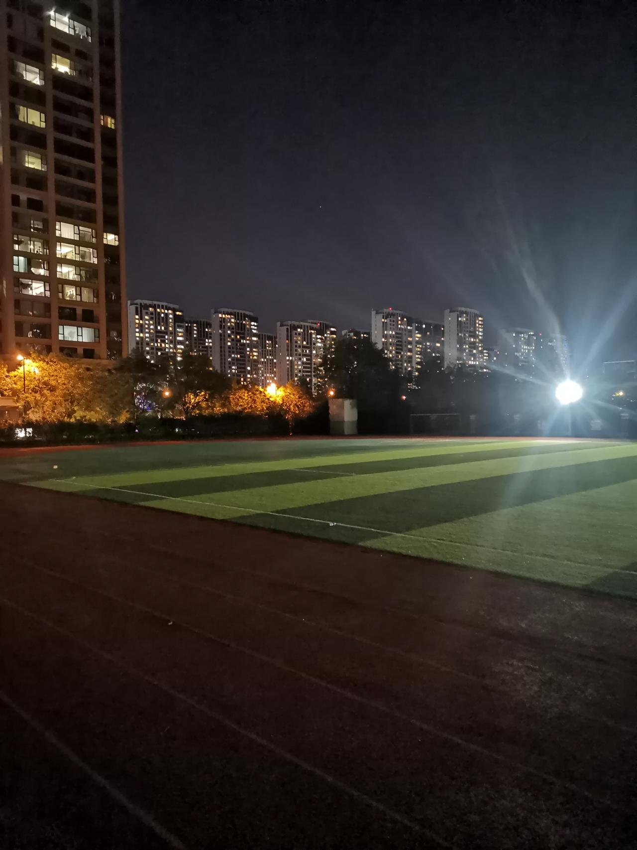 明天股市大涨

这周五股市暴跌，上涨600家，下跌4800家，机构流出资金125