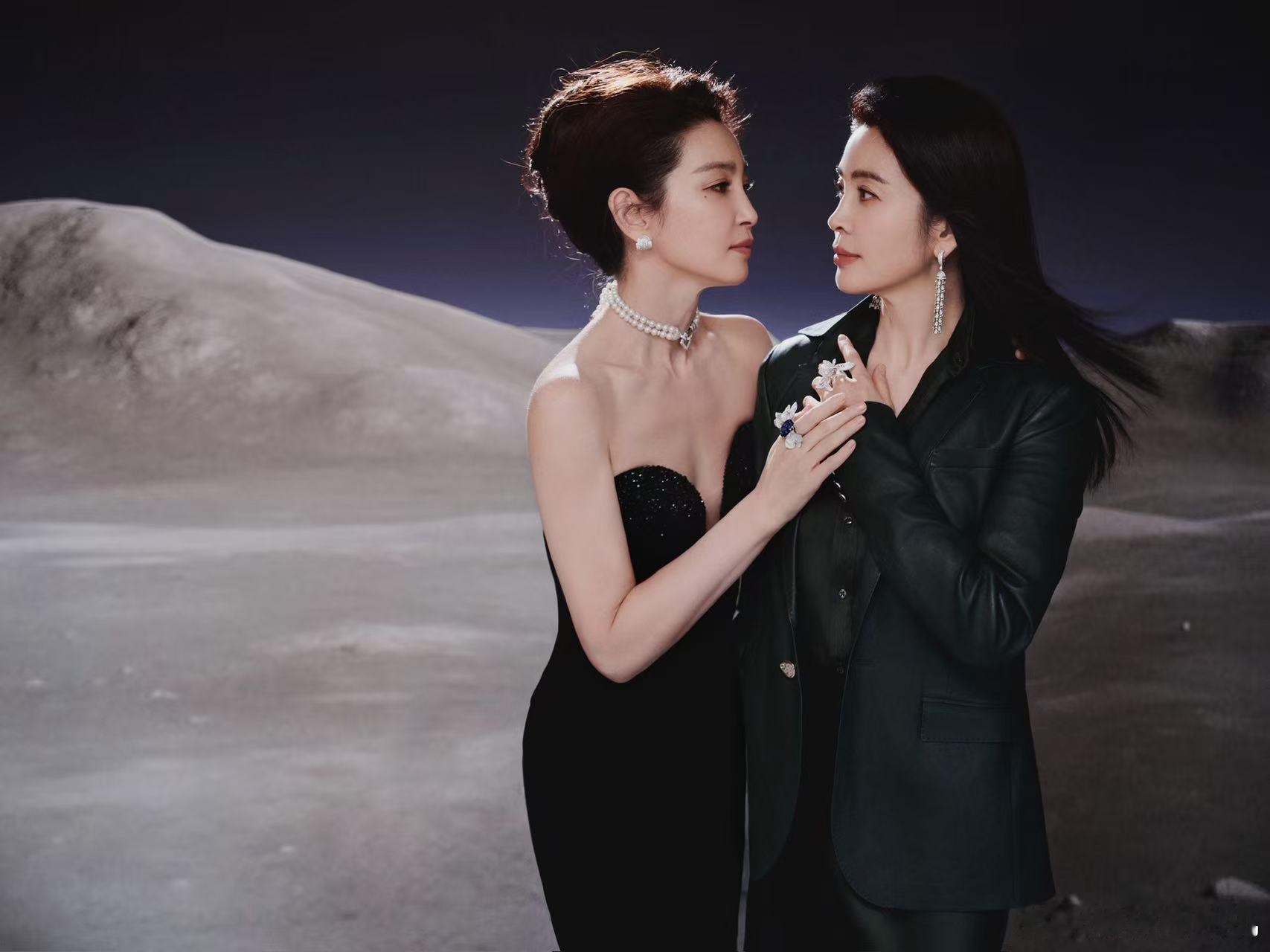 李冰冰晒和妹妹李雪合照内娱冰雪奇缘姐妹花，这个称呼太适合她们了。两人都是高颜值，