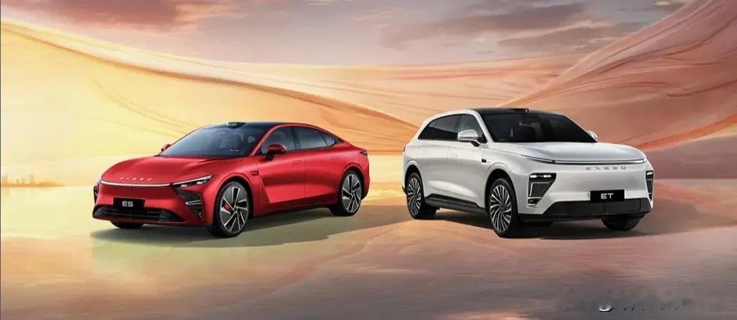 喜欢开快车的小伙伴肯定爱惨了ES，坐进去立马感受到低趴轿跑的设计，座椅包裹得特别