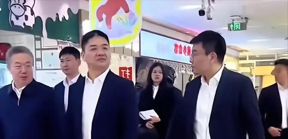 刘强东东北考察太接地气！忙完千亿商务，驻足酒摊尝纯粮酒藏深意

京东集团大老板刘