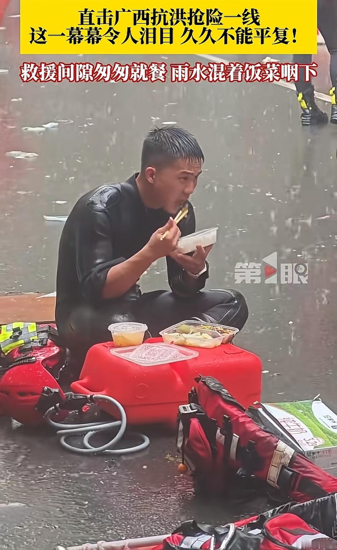 洪水席卷村镇，满目泥泞里总有戳心的瞬间，救灾人员就地休息、雨中匆匆扒饭，邻里之间
