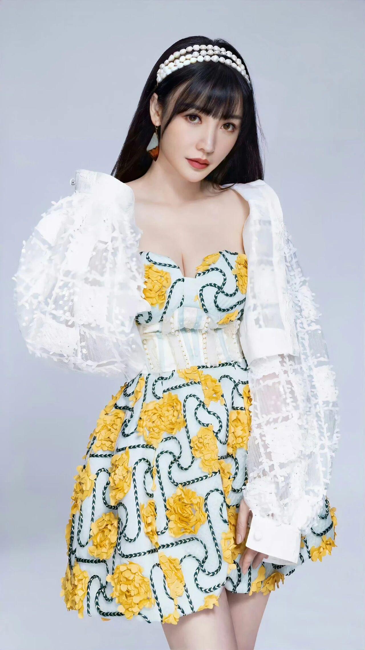 论娱乐圈曲线美感，柳岩真的很难找到对手。
美女云集的娱乐圈里，清冷骨感、温婉端庄