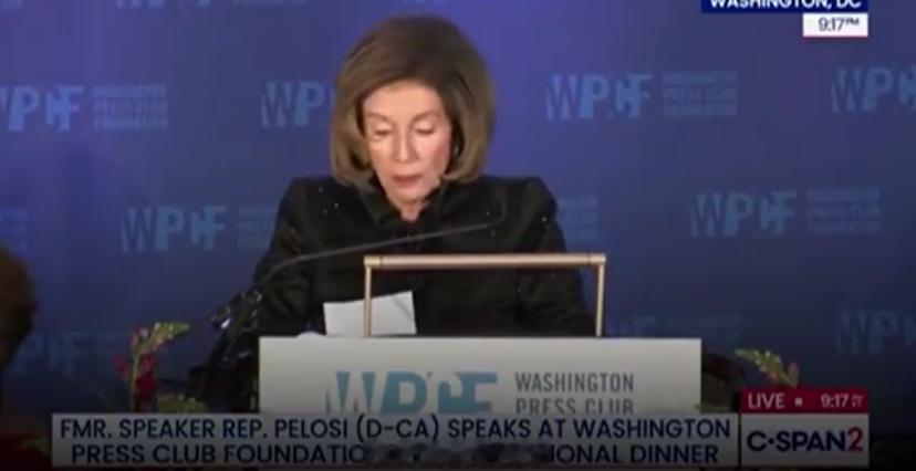 美国前众议长佩洛西2月5日发文说：“美国正处于良心危机之中。我们有一位自封为王的