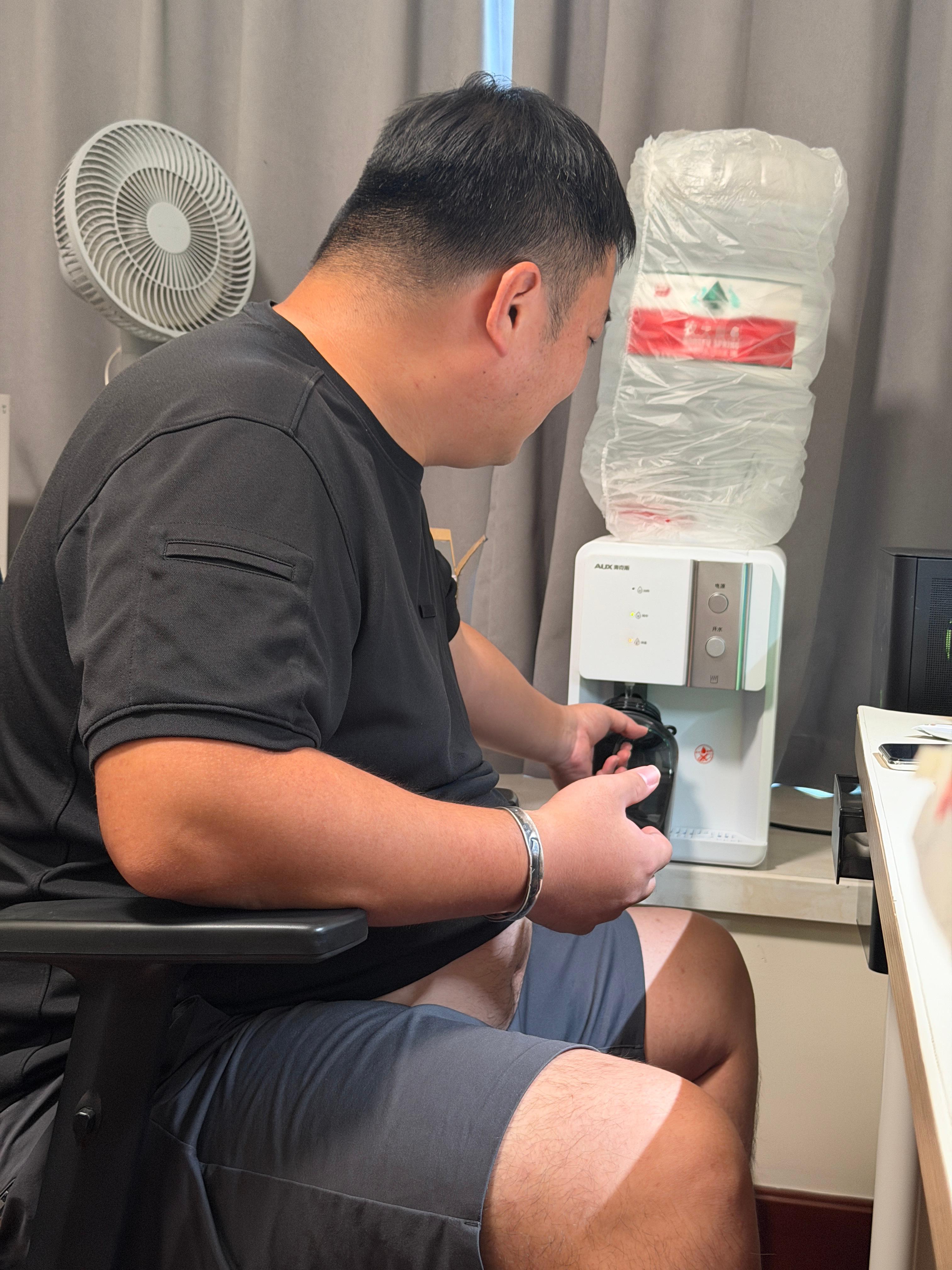 大晨还买了个饮水机放在他的房间[doge]这样的宅男，为什么找不到女朋友呢？[捂