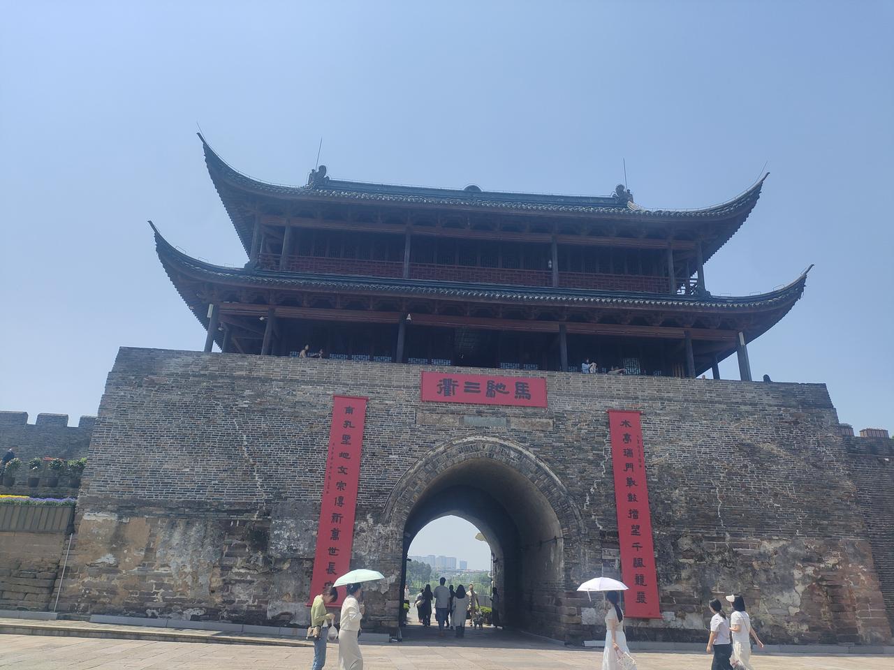 春日生活打卡季古城是以前冷兵器时代常见的防御建筑，也是中国古代县置以上的城市必有