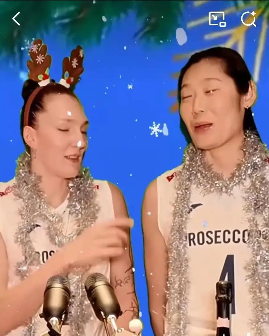 圣诞派对，朱婷对着镜头突然唱起豫剧。队友全懵了，接着笑疯。
 
这发生在科内利亚