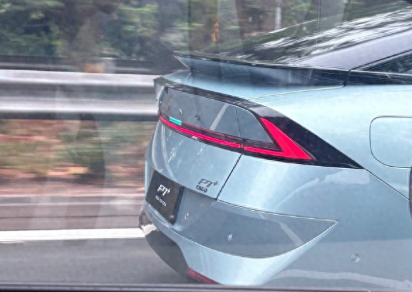 小鹏P7+增程版实车曝光，外观焕新配双层贯穿尾灯，车身长度增加15mm。搭载49