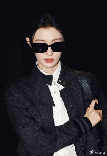 王楚然炸街我乖巧拎包 瞧瞧王楚然这炸街的架势，走路带风，眼神犀利，妥妥的女王范儿