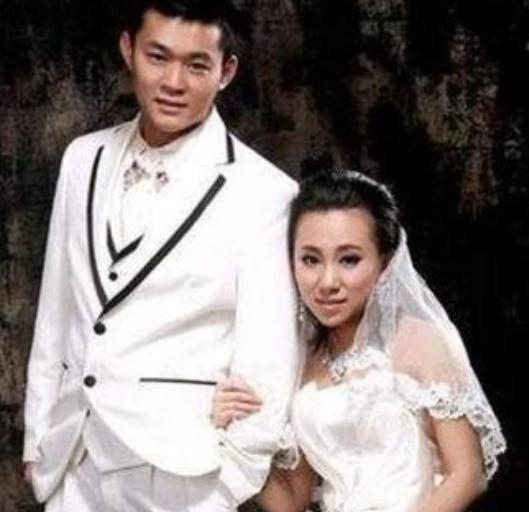 2009年，丫蛋和王金龙举行婚礼时，请赵本山当证婚人。赵本山说：“如果你们离婚，