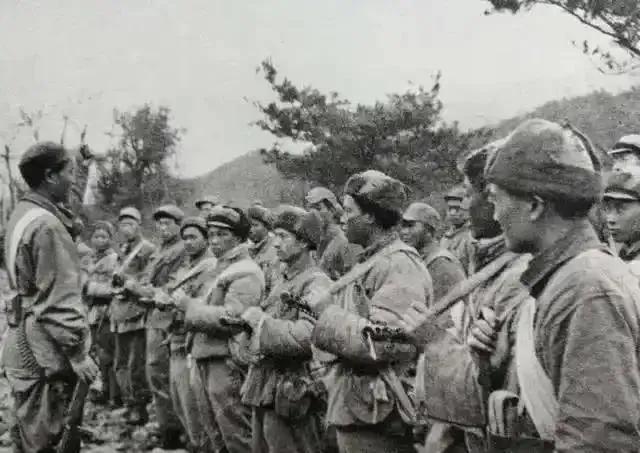 即将奔赴前线的志愿军战士，衣着朴素且单薄，却精神饱满。他们直面敌人，毫无惧色。尽