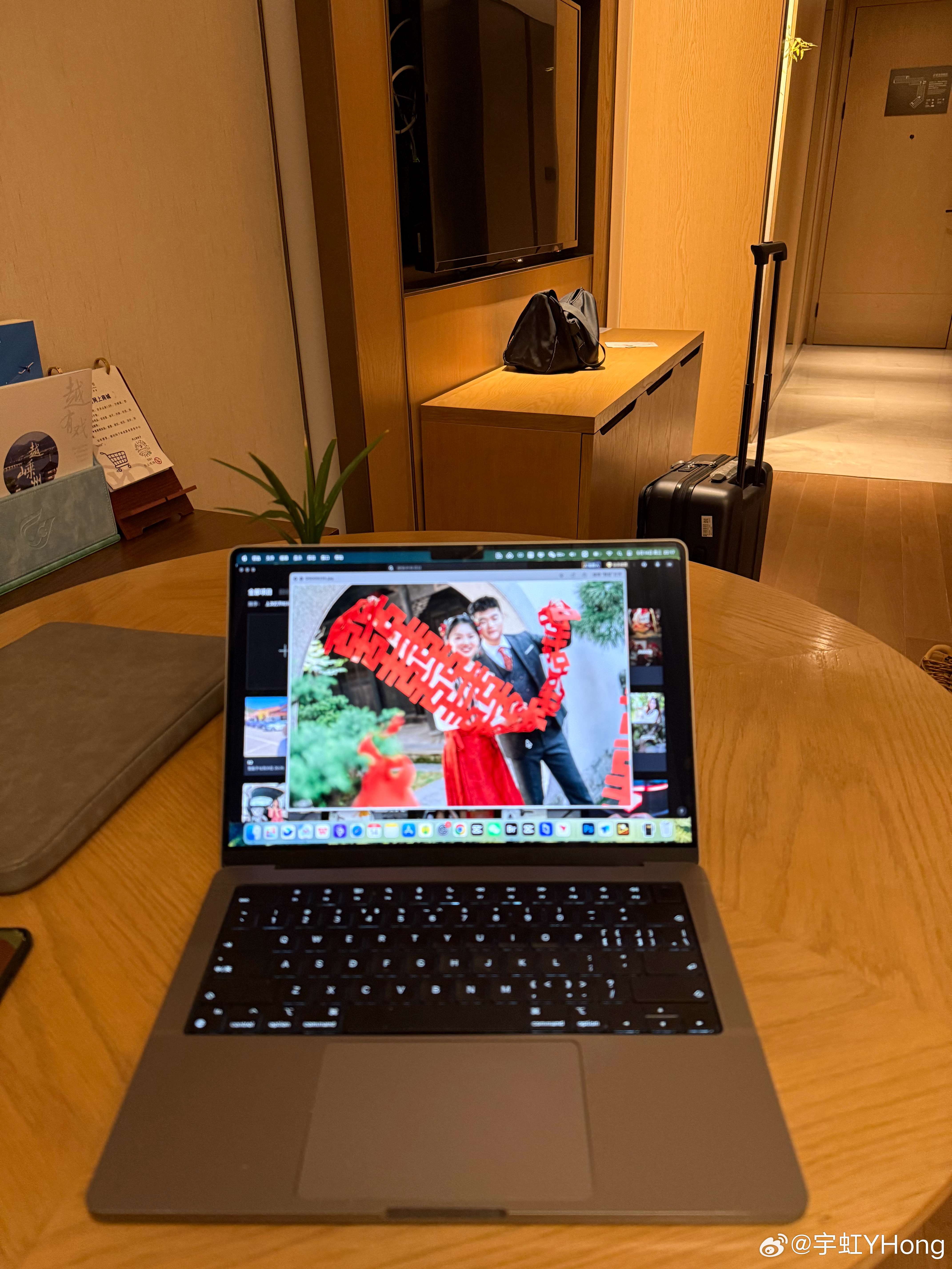 在酒店修自己的结婚照也只有我了吧[泪] ​​​