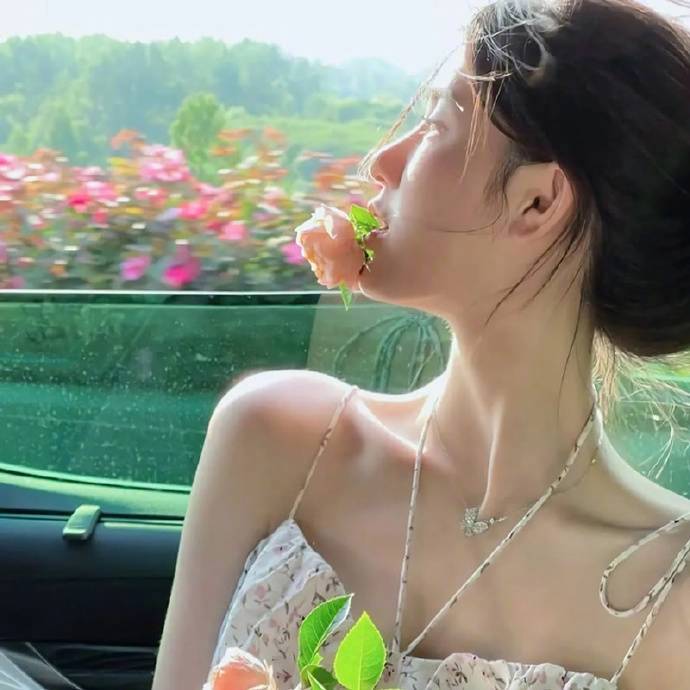 电话要打给一通就会接的人，信息要发给一看就会回的人，感情要留给不会离开的人，温柔
