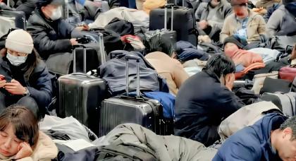 看到网上流传的同胞大量滞留日本机场的消息，有人站出来大喊扎心，说网友们太冷漠。可