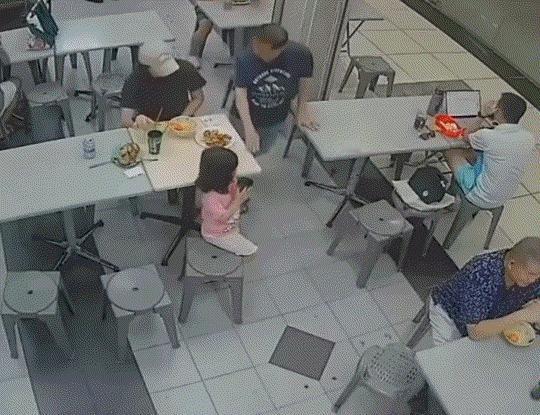 新加坡，父母带着女儿在一餐馆内用餐，期间这店主的七旬父亲，可能因为女童可爱就轻拍