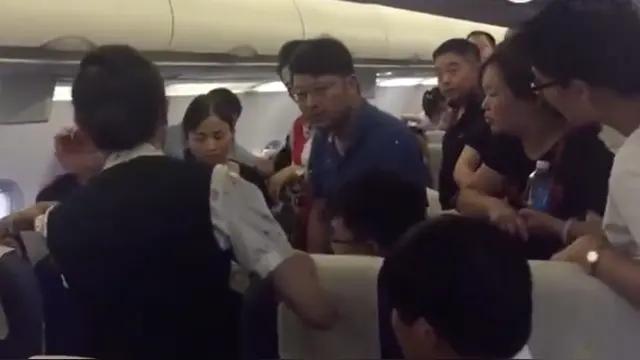 国际航班硬核反击！外籍男辱骂中国女生，哈尔滨女博士怒怼：这里没人惯着你
 
国际