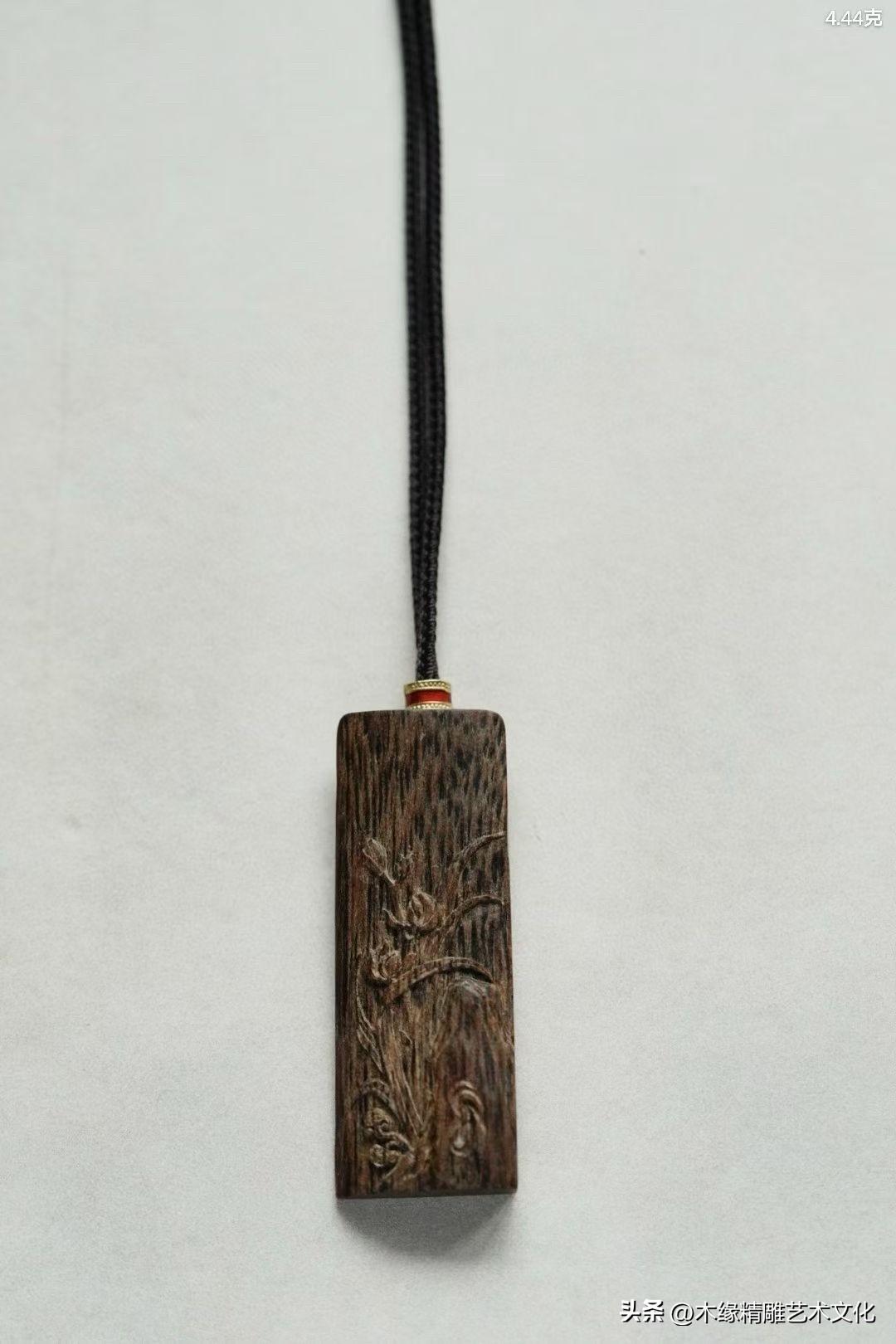 一枚小小的沉香牌，藏着文人的一份清雅。

兰花自古被誉为“花中君子”，不争春色，