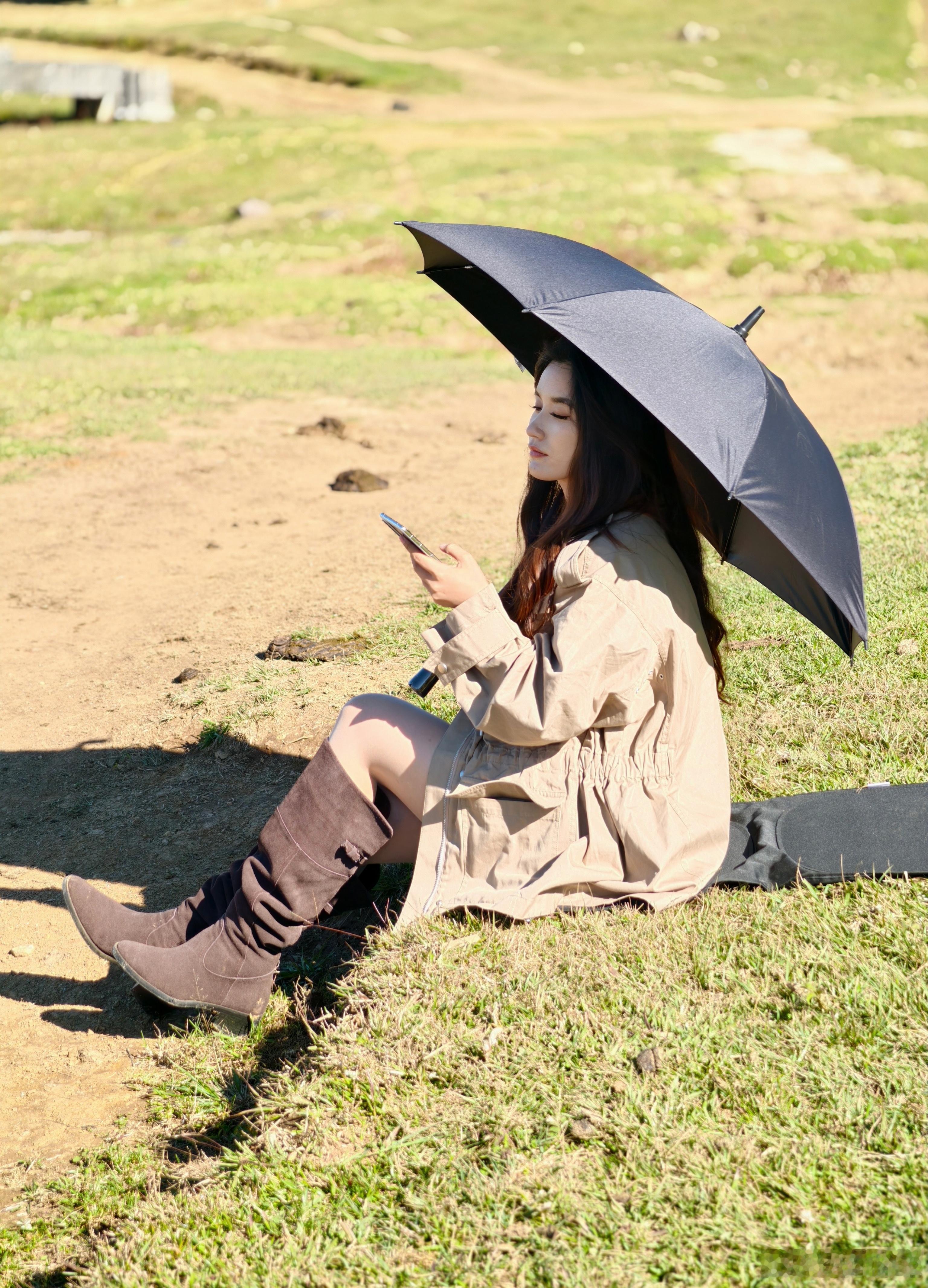 工作照。这原生态工作环境咋滴？满地的天然有机肥料，你们可以随便捡不收你们钱~ 