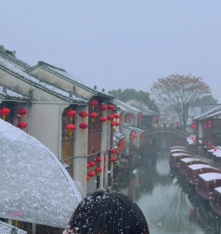 下雪的苏州有多美？可以用三句诗来形容:
        第—句叫“试上高楼清入骨