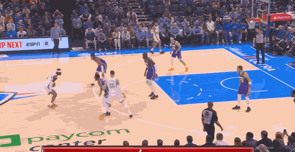 上线关不住门，很轻松就被雷霆突到罚球线甜点区。中锋沉底时更糟糕，两个扣篮点高威胁