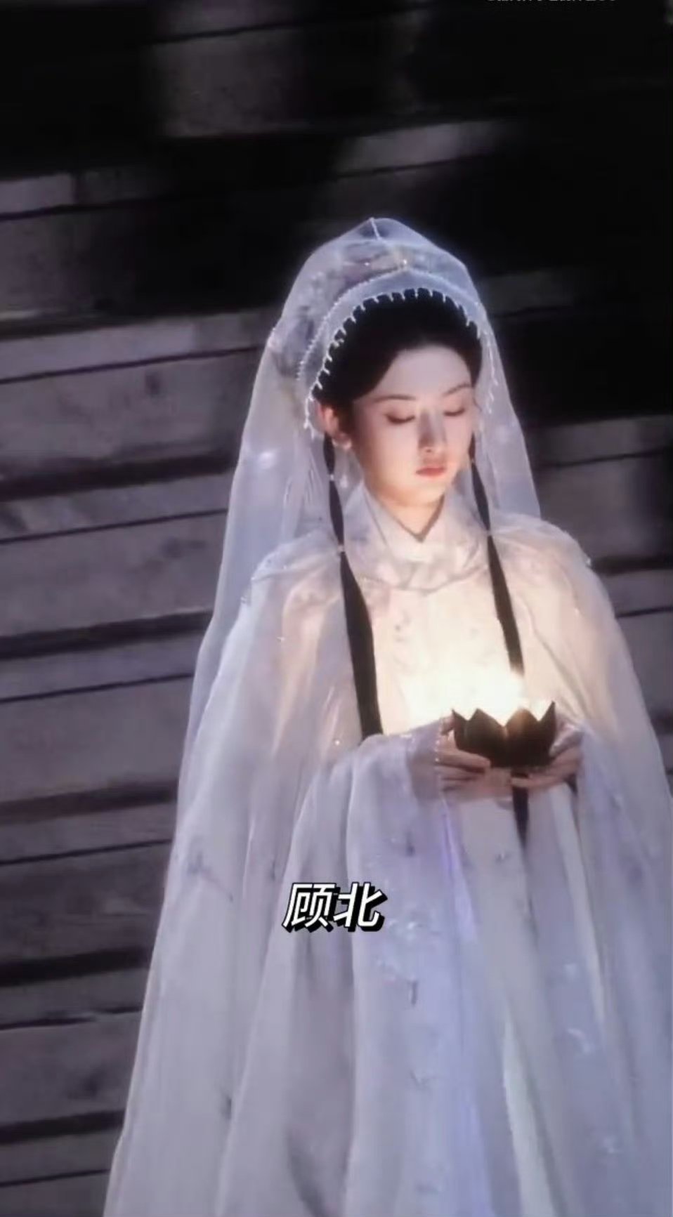宋祖儿神女造型路透 宋祖儿这神女扮相直接封神！白衣素纱勾勒出轻盈身姿，手捧莲花灯
