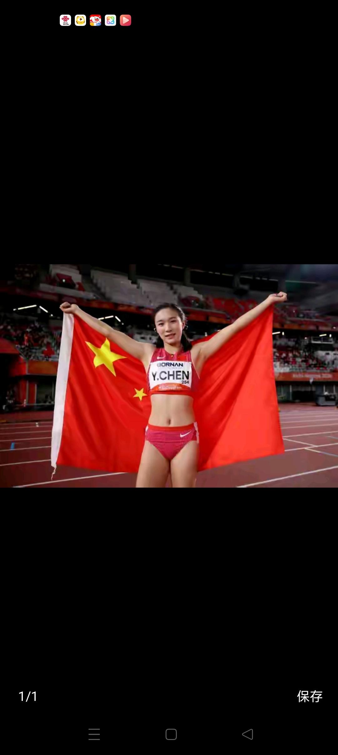 陈妤颉再添一金！
别人17岁在疯狂刷题，她却在疯狂拿金牌。
最后一棒更是跑出了无