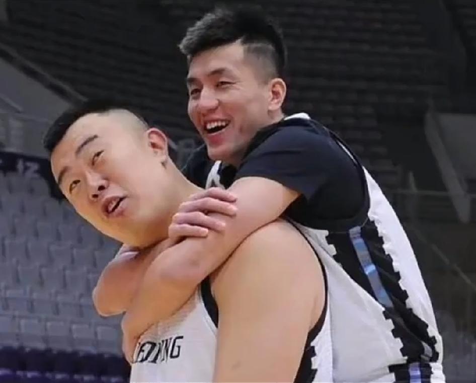 兄弟们！昨天下午广州龙狮男篮正式官宣与郭艾伦不再续约！也就是说郭艾伦现在完全成了