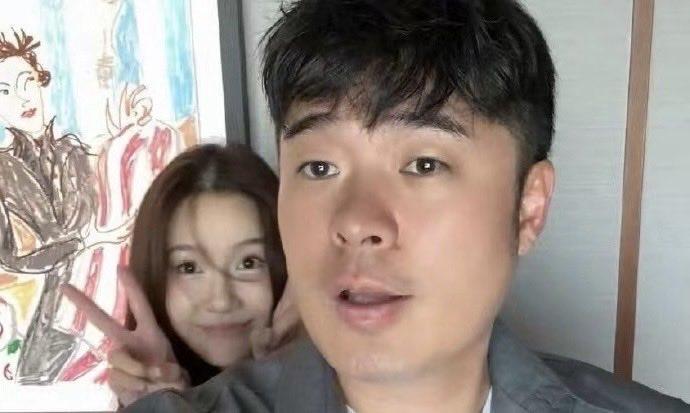 演员陈贺和妻子张子璇的自拍照，并指出张子璇在多年低调生活后终于公开露面。
张子璇