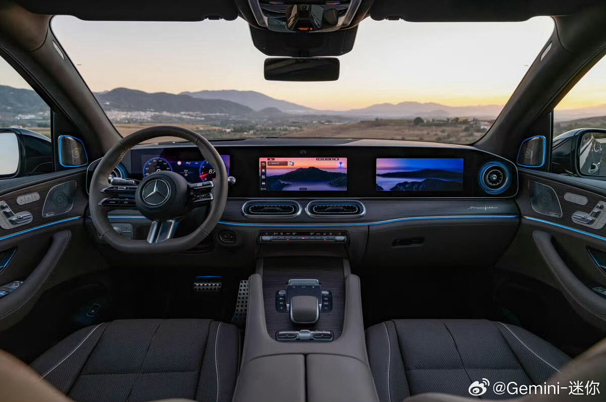 无黑边不豪华？奔驰中改GLS的内饰换装了三联屏，但是这黑边未免有些太宽了吧奔驰g