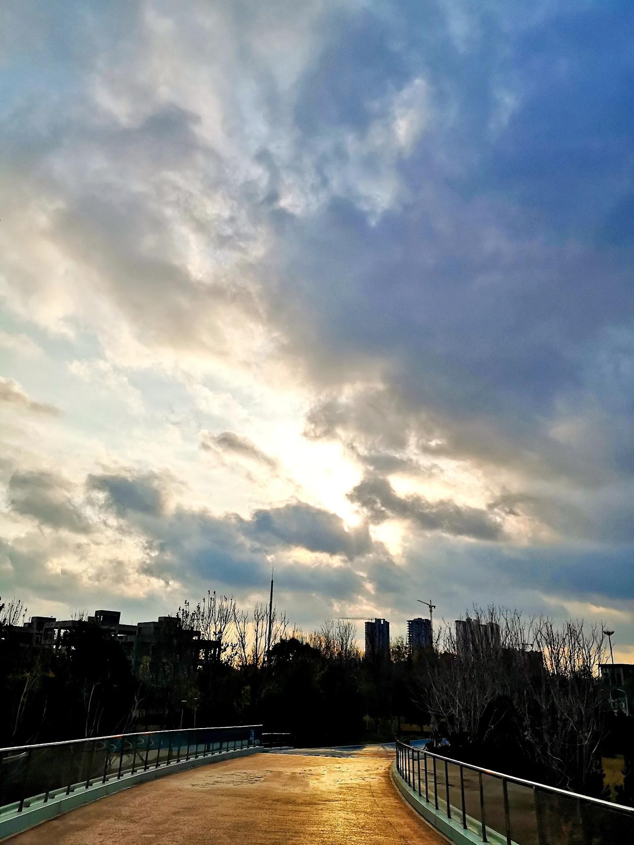今天下午的云层超有压迫感～