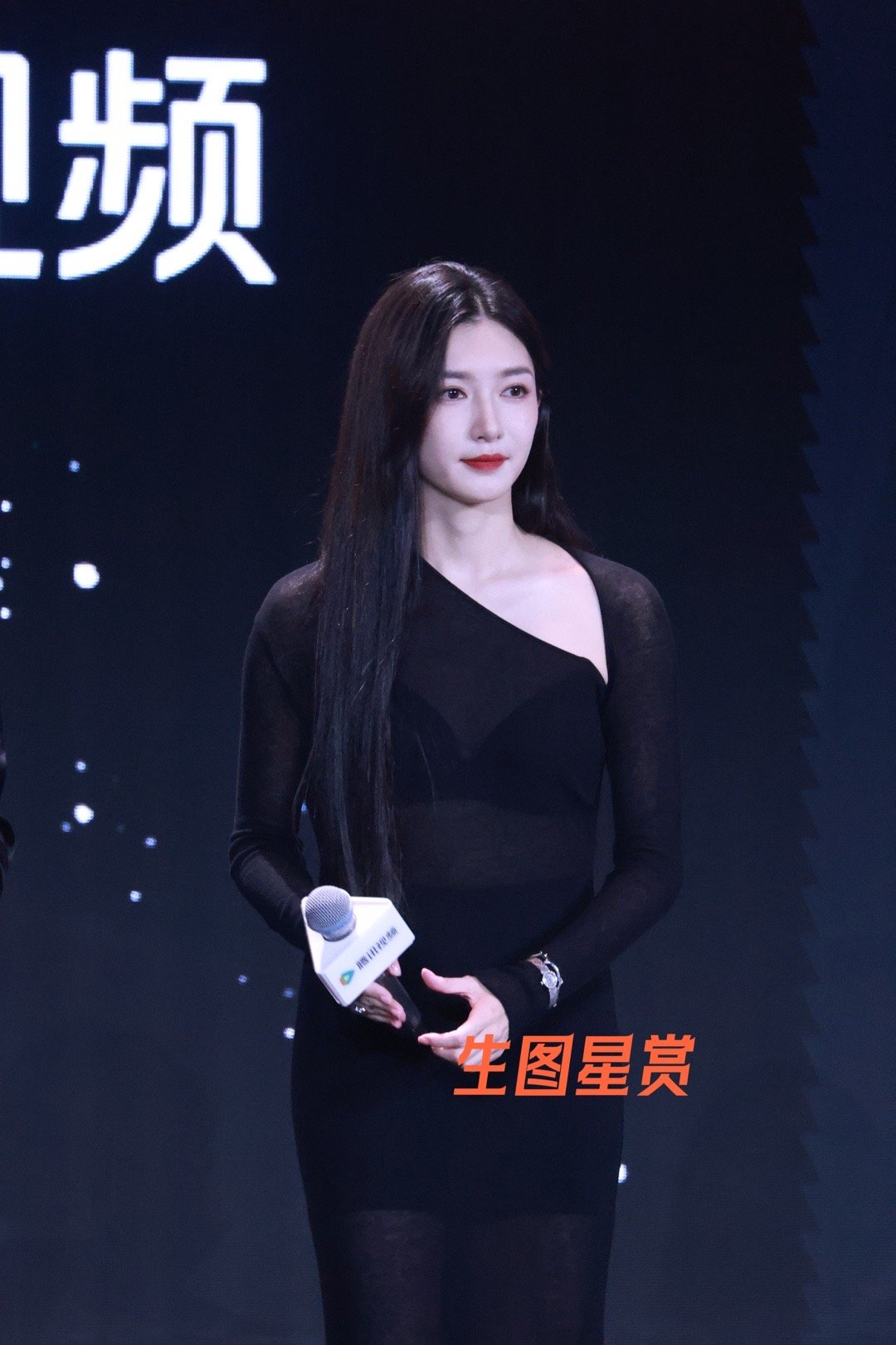 江疏影#鹅剧派对# 直拍生图，黑色透视裙的江江好辣好御⬛️，期待#夜色正浓# 的