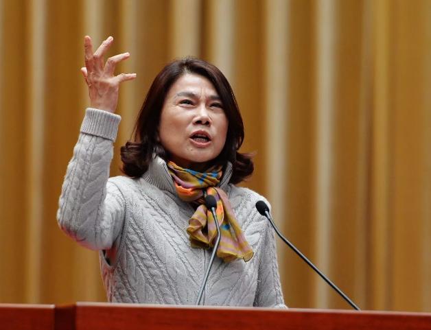 董明珠罕见直言！欧洲高温引爆中国空调抢购潮，格力却错失百亿市场机会。
 
202