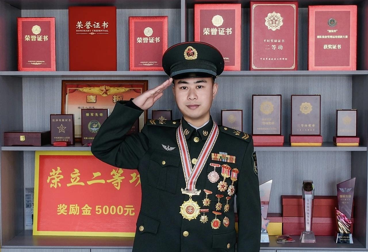 陈江山，浙江余姚人，一级上士，2013年入伍， 2015年陈江山通过单位推荐成功