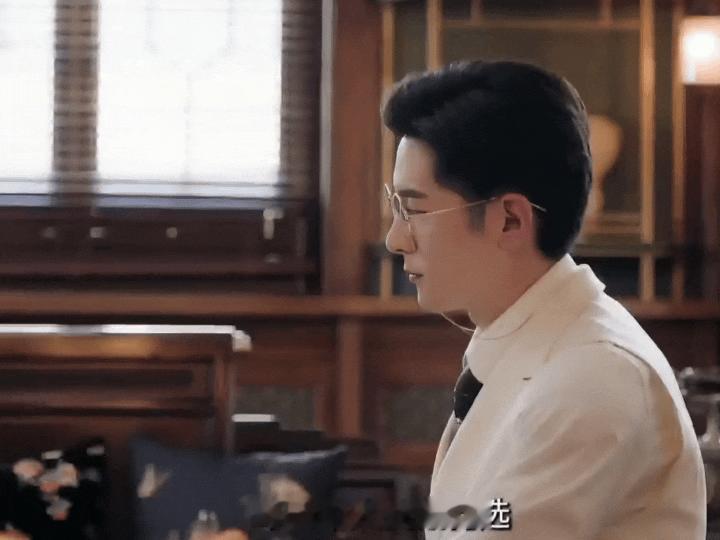 季肖冰演完孙子演爷爷季肖冰一个人演了解家两代人九门别人拍戏不断换新角色，季肖冰直
