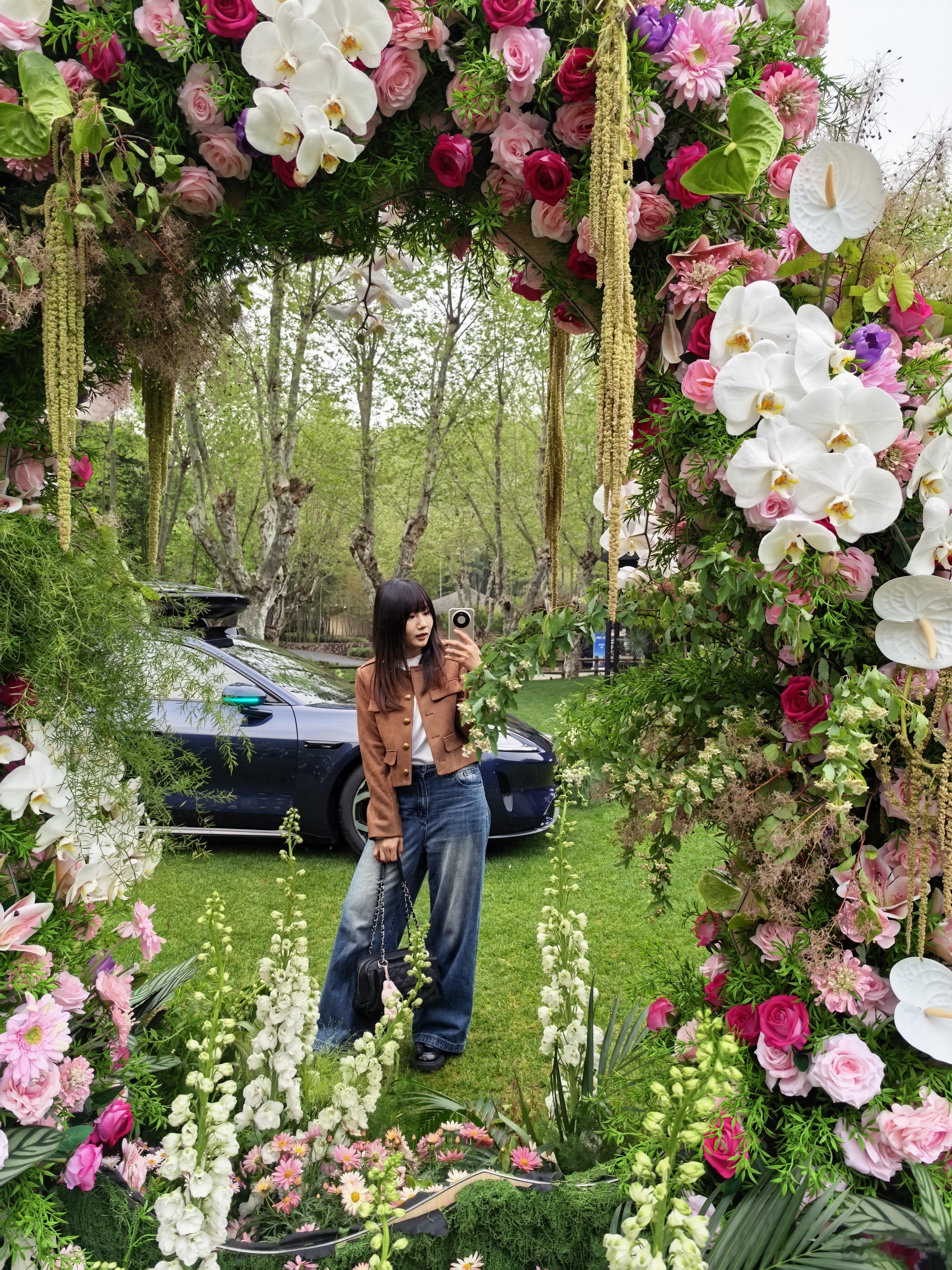 遇到尚界 Z7 颜色大全了今天我开的是超凡粉，配合同色的轮毂太酷了，而且这回操控