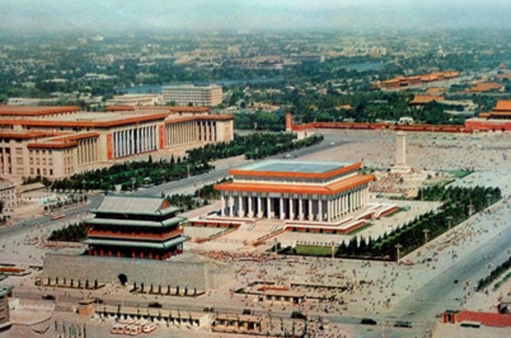 1976年华国锋虽然确定了永存毛主席遗体，但有个大问题没有解决，按照中国人思维，