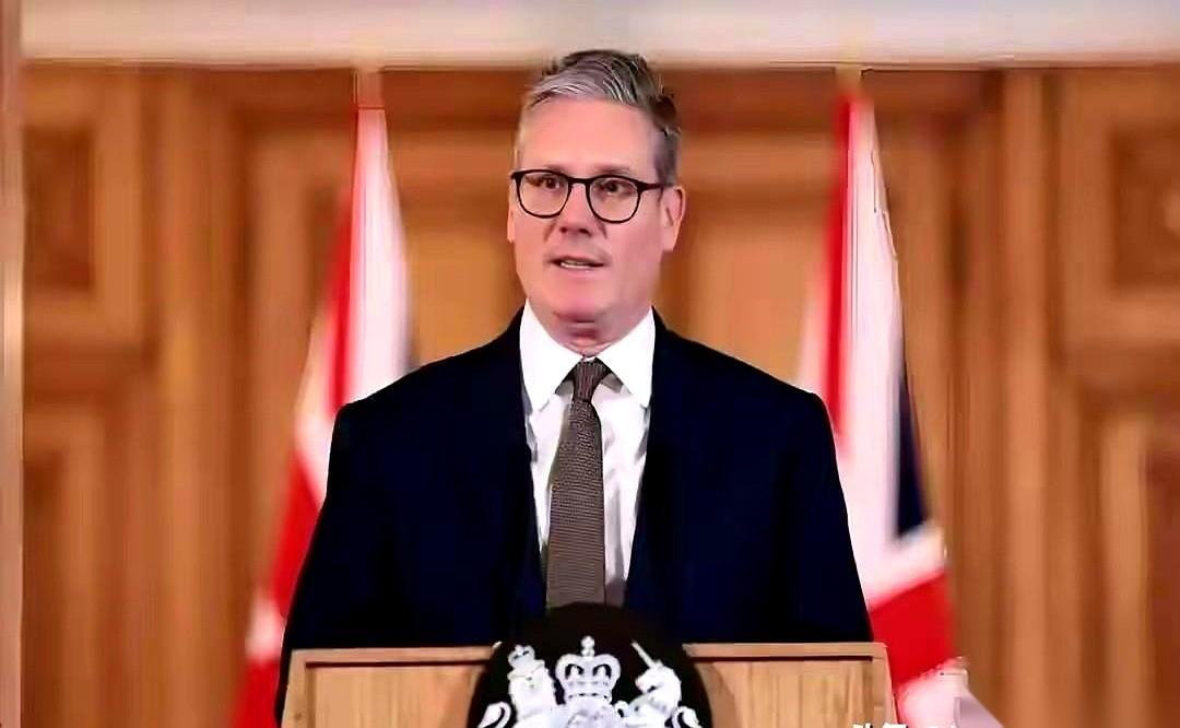 英国人搞了个大动作。
在伦敦，一个房间里挤满了40个国家的代表，个个西装革履，表