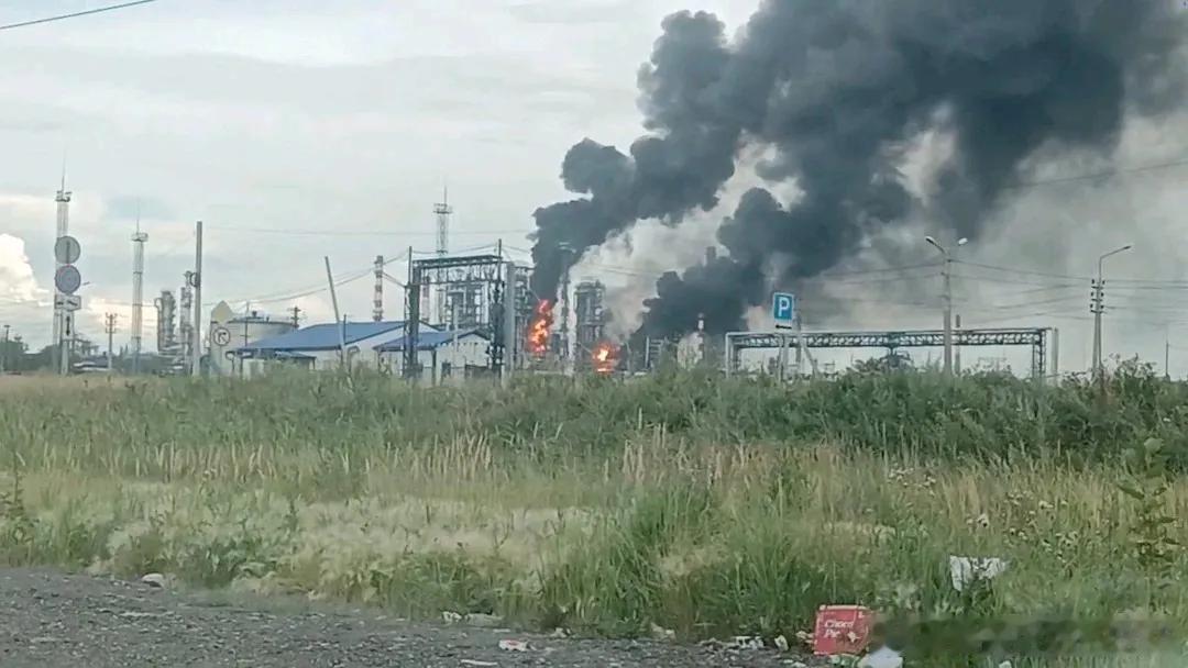 国际国内时事新闻 俄罗斯最大炼油厂被乌克兰无人机袭击后停产！泽连斯基再次呼吁允许