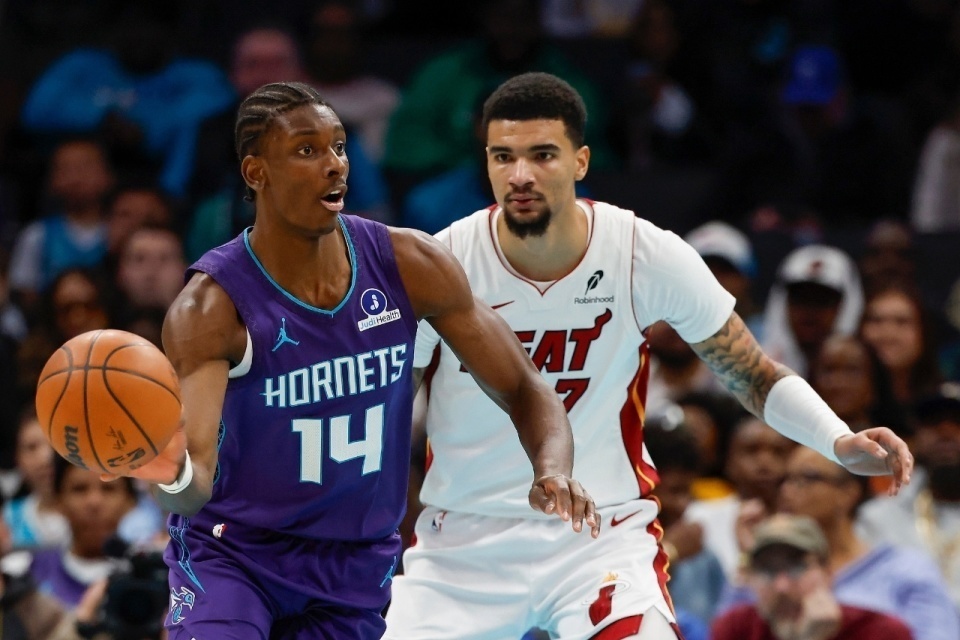 北京时间3月18日，NBA常规赛热火客场对阵黄蜂，阿德巴约缺席比赛。黄蜂在三球3