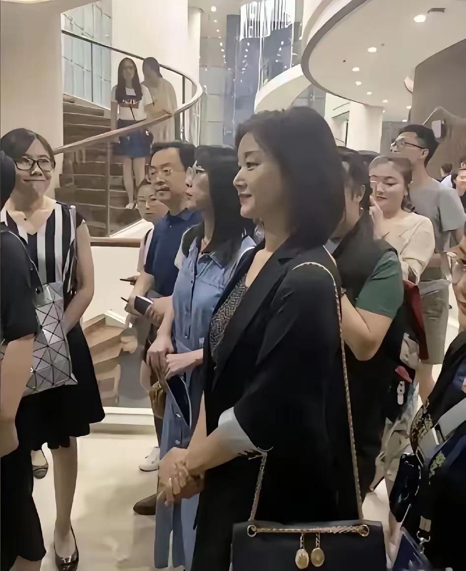 照片中的这位女神，当年真的是火遍了全国，家喻户晓，人人皆知，是一位优秀的歌唱家，