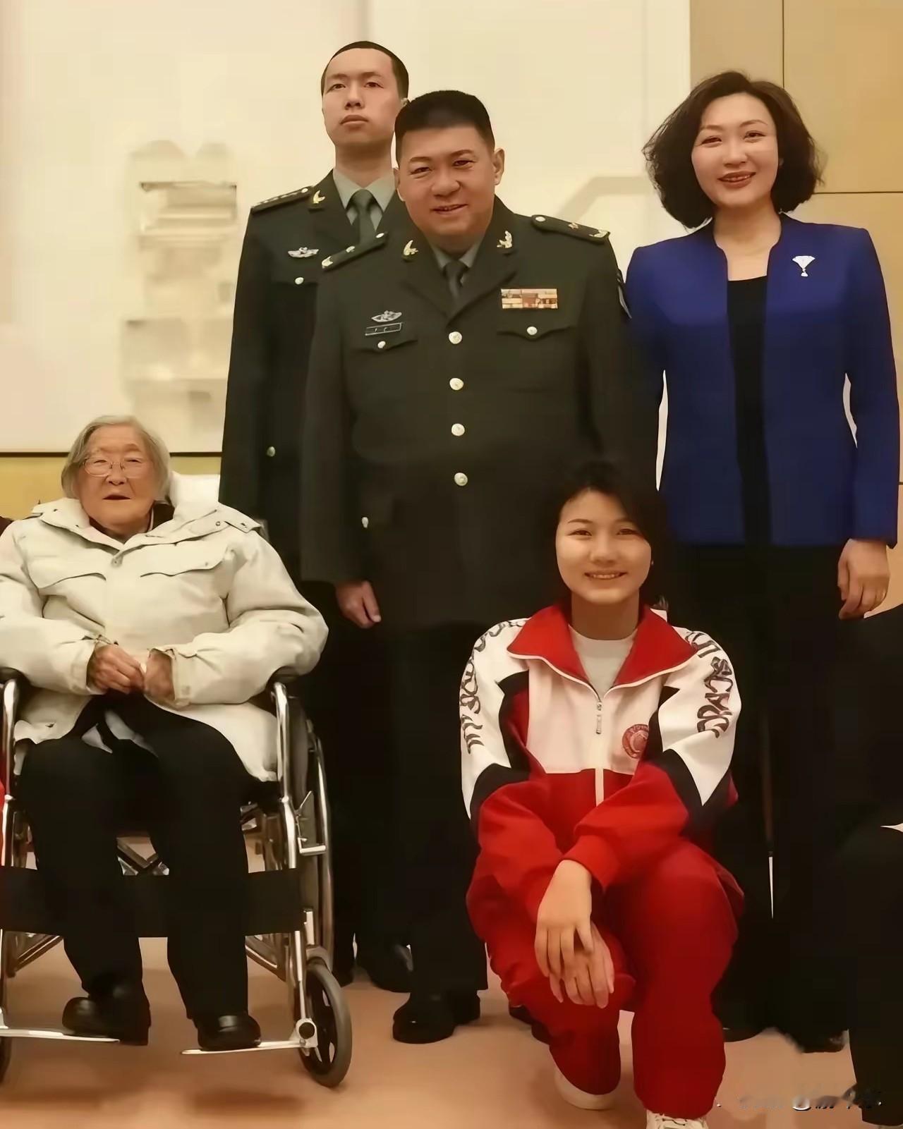 当李敏见到久别的娘家人，眉眼间的笑意藏都藏不住，那是刻在骨子里、融在血脉里的亲情