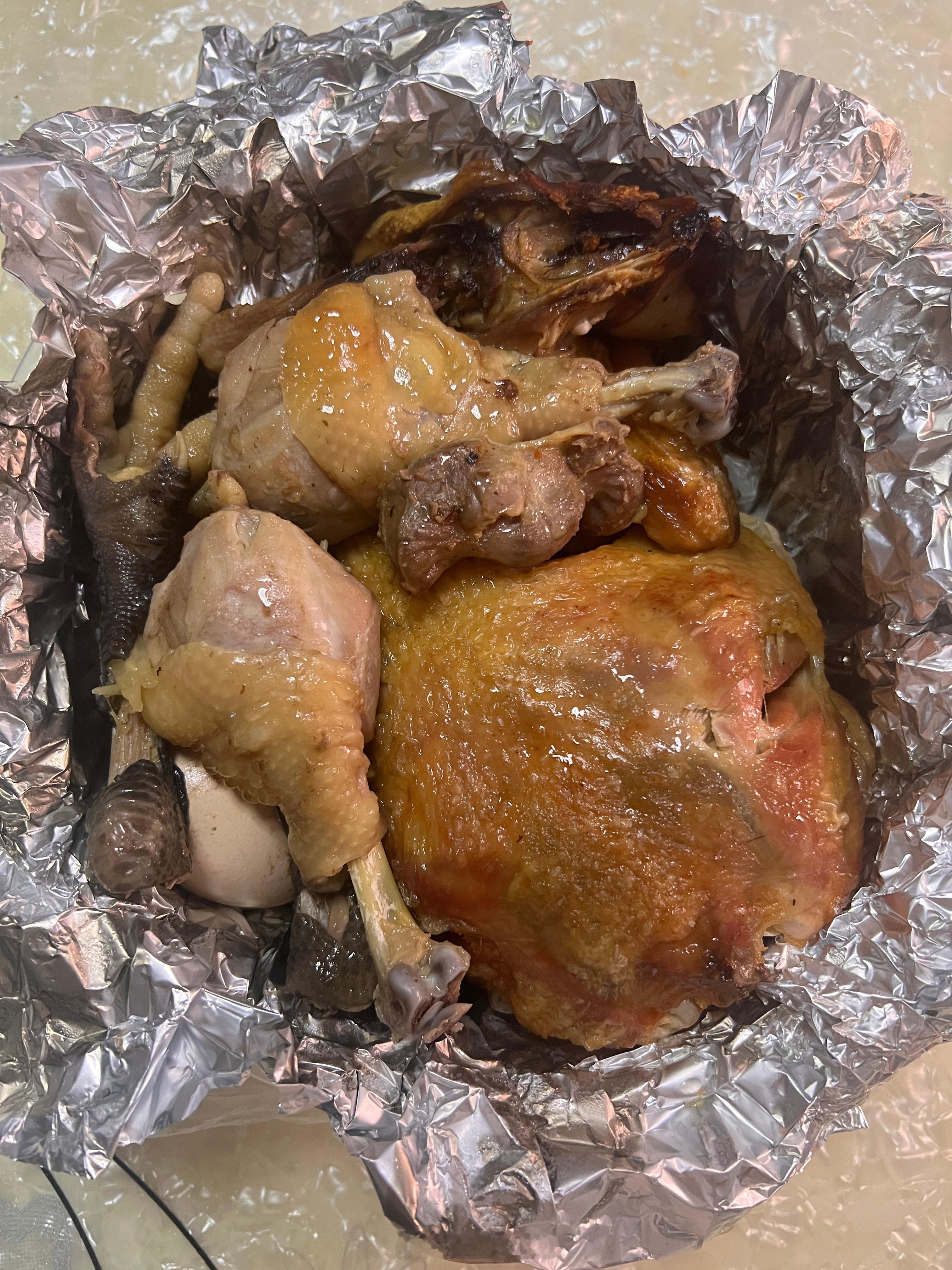 投稿：晚餐吃饭了超级好吃的盐焗公鸡，和男朋友两个人根本吃不完，还有新鲜的鸡肝和鸡