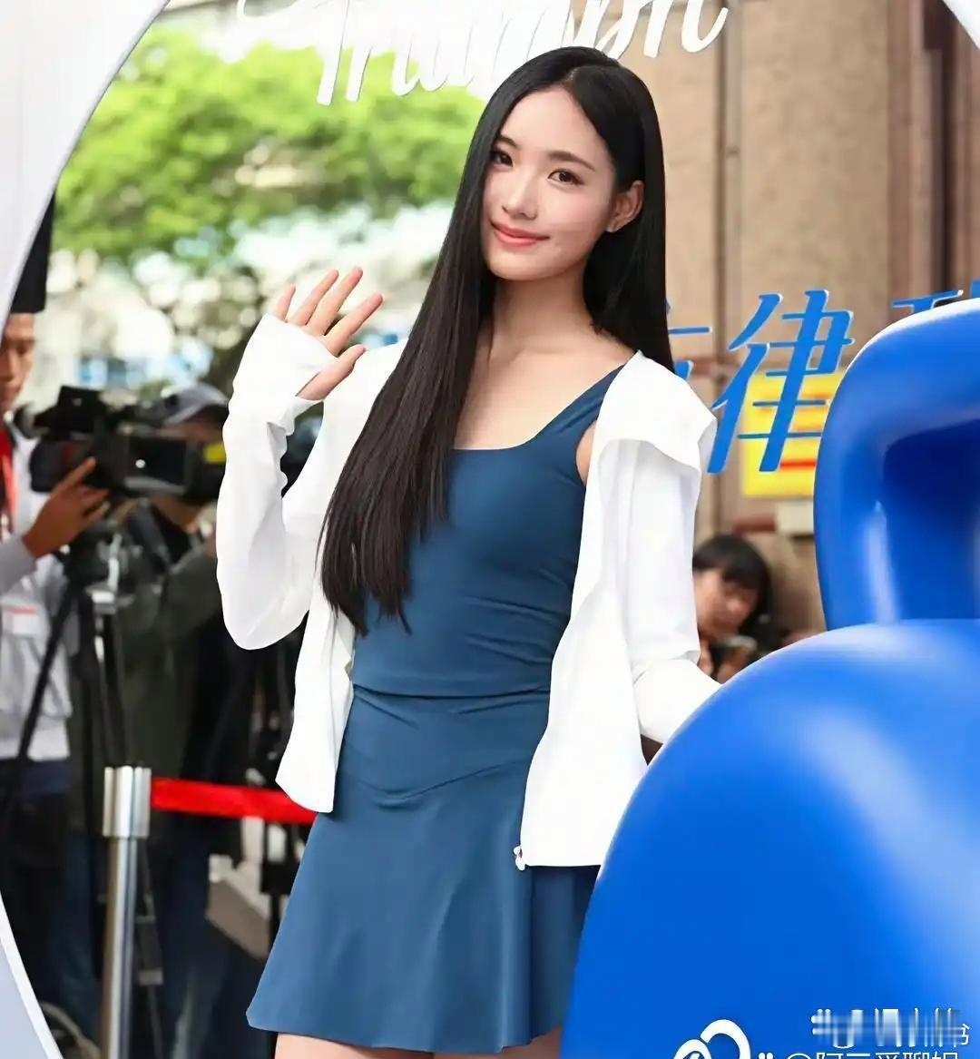 小S二女儿Lily最近出席活动时，聊到了大S。据台媒11月4日报道，Lily在采