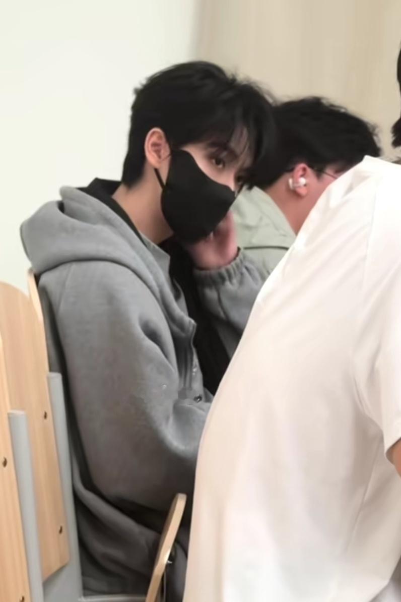 无限震惊美貌和头脸好小 