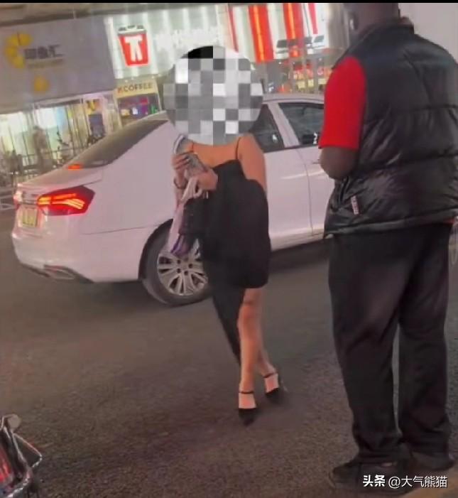 这个女子，在大街上主动搭讪小黑哥，动作扭扭捏捏，嘴角都咧到耳后跟了，在攀谈了几句