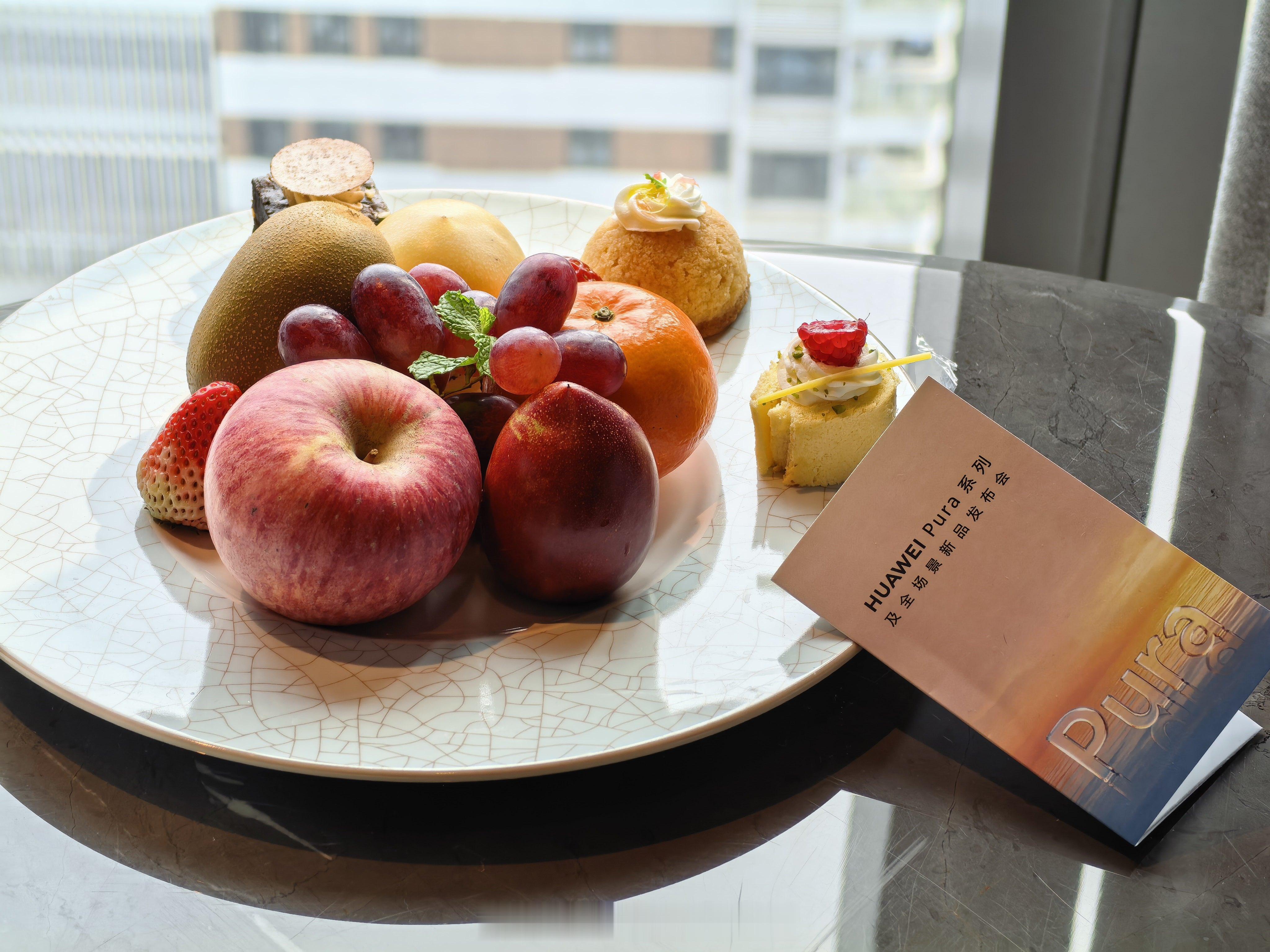 来看看今天要发的手机，我是比较期待阔折叠Pura X Max，这就是个小平板。 