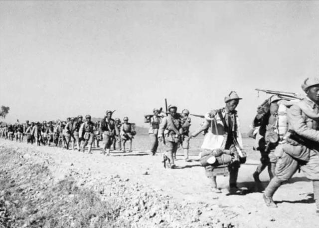 打了胜仗却被降职，东野猛将怒冲军区政委拍桌子：我哪里得罪你了
1946年10月。